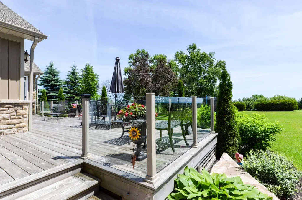 Deck with table, chairs, and Railing